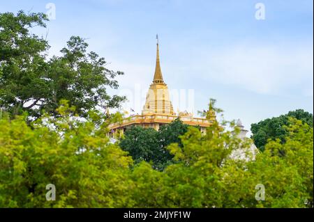 Der Goldene Berg in der Ferne aus Sicht von Wat Ratchanatdaram Worawihan (Loha Prasat), Bangkok, Thailand Stockfoto