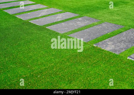 Zen-Steinweg im Japanischen Treppengarten mit grünem synthetischem Gras Stockfoto