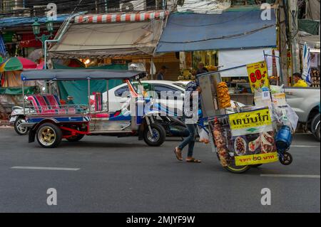 Abendliche Touristenaktivität in der Gegend Soi Rambuttri, Bangkok, Thailand. Stockfoto