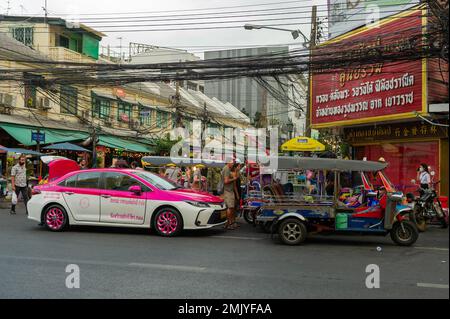 Abendliche Touristenaktivität in der Gegend Soi Rambuttri, Bangkok, Thailand. Stockfoto