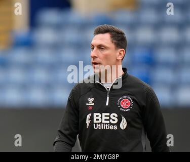 Scott Brown, Manager von Fleetwood Town, inspiziert das Spielfeld vor dem Emirates FA Cup, vierte Runde des Spiels Sheffield Wednesday vs Fleetwood Town in Hillsborough, Sheffield, Großbritannien, 28. Januar 2023 (Foto: Steve Flynn/News Images) Stockfoto