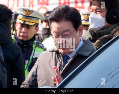 Lee Jae-Myung, 28. Januar 2023 : Lee Jae-Myung, Vorsitzender der wichtigsten oppositionellen Demokratischen Partei Südkoreas, winkt seinen Anhängern zu, während er vor der Staatsanwaltschaft des Zentralbezirks Seoul in Seoul, Südkorea, zur Befragung erscheint. Die Anklage vermutet, dass Lee Jae-Myung während seiner Zeit als Bürgermeister von Seongnam privaten Unternehmen bei Immobilienentwicklungsprojekten in Seongnam eine Vorzugsbehandlung gewährt hat, die ihnen unfaire Gewinne ermöglichte. Lee hat am Samstag eine Erklärung veröffentlicht, die alle Anschuldigungen widerlegt und seine Unschuld beansprucht, indem er die Anklage der Fälschung der Anklage A beschuldigt Stockfoto