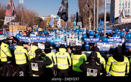 Unterstützer von Lee Jae-Myung, 28. Januar 2023 : Unterstützer von Lee Jae-Myung, Vorsitzender der wichtigsten oppositionellen Demokratischen Partei Südkoreas, veranstalten eine Kundgebung, um ihn zu ermutigen, während er vor der Staatsanwaltschaft des Zentralbezirks Seoul in Seoul, Südkorea, zur Befragung erscheint. Die Anklage vermutet, dass Lee Jae-Myung während seiner Zeit als Bürgermeister von Seongnam privaten Unternehmen bei Immobilienentwicklungsprojekten in Seongnam eine Vorzugsbehandlung gewährt hat, die ihnen unfaire Gewinne ermöglichte. Lee hat am Samstag eine Erklärung veröffentlicht, die alle Anschuldigungen widerlegt und seine Unschuld beansprucht, indem er das beschuldigt Stockfoto