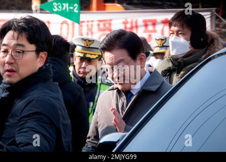 Lee Jae-Myung, 28. Januar 2023 : Lee Jae-Myung, Vorsitzender der wichtigsten oppositionellen Demokratischen Partei Südkoreas, winkt seinen Anhängern zu, während er vor der Staatsanwaltschaft des Zentralbezirks Seoul in Seoul, Südkorea, zur Befragung erscheint. Die Anklage vermutet, dass Lee Jae-Myung während seiner Zeit als Bürgermeister von Seongnam privaten Unternehmen bei Immobilienentwicklungsprojekten in Seongnam eine Vorzugsbehandlung gewährt hat, die ihnen unfaire Gewinne ermöglichte. Lee hat am Samstag eine Erklärung veröffentlicht, die alle Anschuldigungen widerlegt und seine Unschuld beansprucht, indem er die Anklage der Fälschung der Anklage A beschuldigt Stockfoto