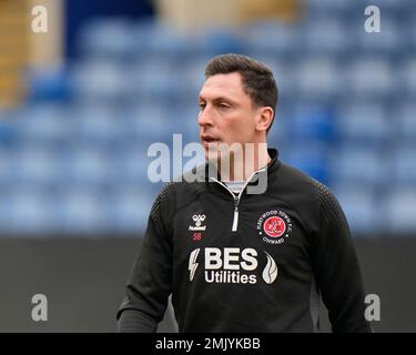 Sheffield, Großbritannien. 28. Januar 2023. Scott Brown, Manager von Fleetwood Town, inspiziert das Spielfeld vor dem Emirates FA Cup, vierte Runde des Spiels Sheffield Wednesday vs Fleetwood Town in Hillsborough, Sheffield, Großbritannien, 28. Januar 2023 (Foto von Steve Flynn/News Images) in Sheffield, Großbritannien, am 1./28. Januar 2023. (Foto: Steve Flynn/News Images/Sipa USA) Guthaben: SIPA USA/Alamy Live News Stockfoto