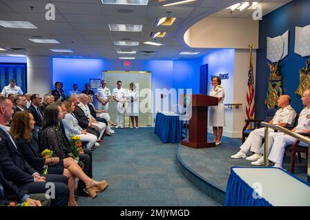 WASHINGTON (Sept 2, 2022) – Adm. Lisa Franchetti hält während der Amtswechselzeremonie für den Vice Chief of Naval Operations, die am 2. September im 5. Franchetti wurde 42. als Vice Chief of Naval Operations vereidigt, als sie von ADM Aufgaben übernahm. William Lescher während der Zeremonie. Stockfoto