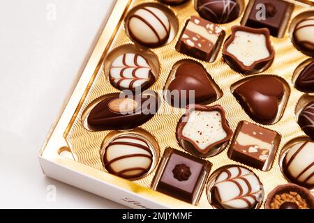 Zürich, Schweiz - Januar 7 2023: Lindt Mini Pralines Box. Nahaufnahme einer offenen kleinen Geschenkbox mit Süßigkeiten aus Schweizer Schokolade. Luxuriöse Auswahl an Milch, dunklen und weißen Miniatur-Meisterwerken. Stockfoto