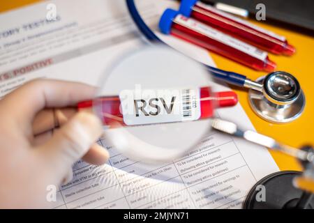 Blutentnahmeröhrchen Respiratory Syncytial Virus(RSV) Test positive Ergebnisse,medizinisches Konzept Stockfoto