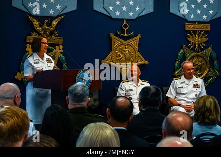 WASHINGTON (Sept 2, 2022) – Adm. Lisa Franchetti hält während der Amtswechselzeremonie für den Vice Chief of Naval Operations, die am 2. September im 5. Franchetti wurde 42. als Vice Chief of Naval Operations vereidigt, als sie von ADM Aufgaben übernahm. William Lescher während der Zeremonie. Stockfoto