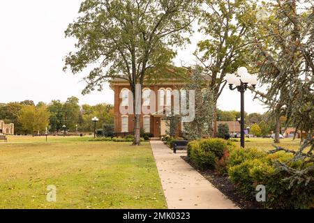 Tahlequah, Oklahoma, USA - 16. Oktober 2022: Das alte Cherokee County Courthouse Stockfoto