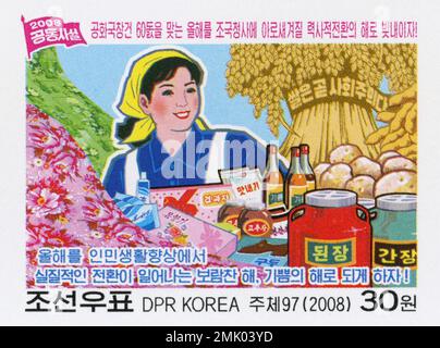 2008 Nordkorea-Stempel. Nordkoreanischer Zeitungsartikel. Herstellung verschiedener Grundnahrungsmittel Stockfoto