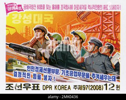 2008 Nordkorea-Stempel. Nordkoreanischer Zeitungsartikel. Pilotprojekte der Volkswirtschaft und der Arbeitnehmer in der Grundstoffindustrie Stockfoto