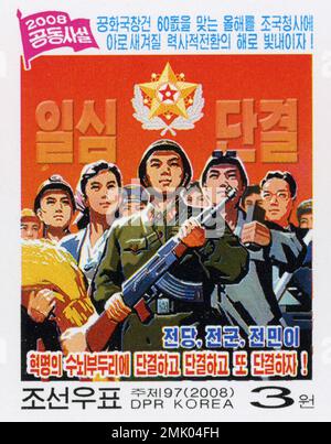 2008 Nordkorea-Stempel. Nordkoreanischer Zeitungsartikel. Arbeiter und Bauern unter der Führung der koreanischen Volksarmee. Stockfoto