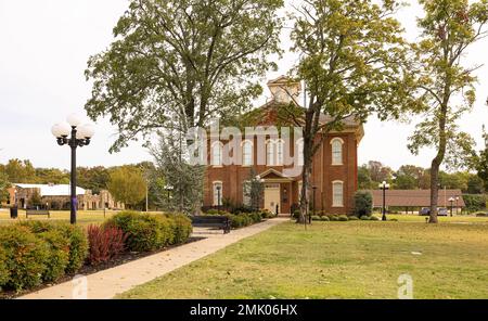 Tahlequah, Oklahoma, USA - 16. Oktober 2022: Das alte Cherokee County Courthouse Stockfoto