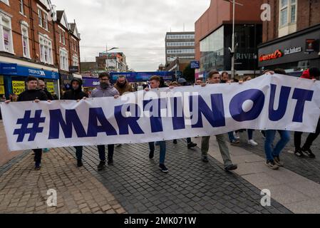 Southend on Sea, Essex, Großbritannien. 28. Januar 2023. Im Fußballverein Southend United findet vor dem Spiel gegen Eastleigh in der Nationalliga ein Protest statt. Die Fans geben dem Vorsitzenden Ron Martin die Schuld, nicht in den Club investiert zu haben, und befürchten, dass eine bevorstehende Liquidationsanfrage bei HMRC unbezahlt bleiben könnte und das Überleben des Clubs gefährdet. Demonstranten versammelten sich in der High Street, bevor sie zum Roots Hall-Gelände des Clubs marschierten. Die Fans Trust liehen dem Club £40.000 für die Bezahlung der Löhne im November und befürchten, dass sie nicht zurückgezahlt werden. Martin out-Banner ist durch die High Street gelaufen Stockfoto