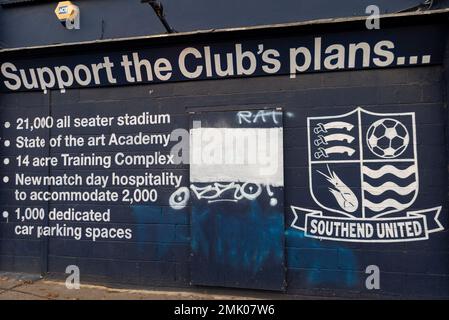 Southend on Sea, Essex, Großbritannien. 28. Januar 2023. Im Fußballverein Southend United findet vor dem Spiel gegen Eastleigh in der Nationalliga ein Protest statt. Die Fans geben dem Vorsitzenden Ron Martin die Schuld, nicht in den Club investiert zu haben, und befürchten, dass eine bevorstehende Liquidationsanfrage bei HMRC unbezahlt bleiben könnte und das Überleben des Clubs gefährdet. Demonstranten versammelten sich in der High Street, bevor sie zum Roots Hall-Gelände des Clubs marschierten. Die Fans Trust liehen dem Club £40.000 für die Bezahlung der Löhne im November und befürchten, dass sie nicht zurückgezahlt werden. Graffiti und Slogan vor Roots Hall Ground Stockfoto