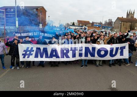 Southend on Sea, Essex, Großbritannien. 28. Januar 2023. Im Fußballverein Southend United findet vor dem Spiel gegen Eastleigh in der Nationalliga ein Protest statt. Die Fans geben dem Vorsitzenden Ron Martin die Schuld, nicht in den Club investiert zu haben, und befürchten, dass eine bevorstehende Liquidationsanfrage bei HMRC unbezahlt bleiben könnte und das Überleben des Clubs gefährdet. Demonstranten versammelten sich in der High Street, bevor sie zum Roots Hall-Gelände des Clubs marschierten. Die Fans Trust liehen dem Club £40.000 für die Bezahlung der Löhne im November und befürchten, dass sie nicht zurückgezahlt werden. Fans mit Martin auf dem Roots Hall Ground Stockfoto