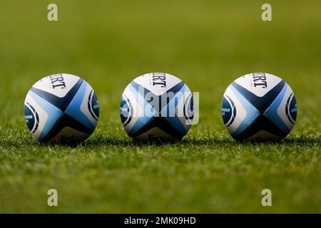 28. Januar 2023; Mattioli Woods Welford Road Stadium, Leicester, Leicestershire, England; englische Premiership Rugby, Leicester Tigers gegen Northampton Saints; offizielle Gilbert-Trainingsbälle werden für das Warm-up vor dem Spiel gelegt Stockfoto