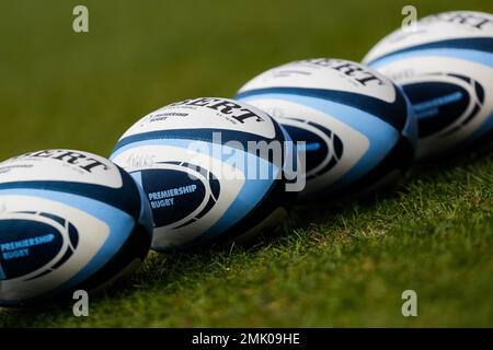 28. Januar 2023; Mattioli Woods Welford Road Stadium, Leicester, Leicestershire, England; englische Premiership Rugby, Leicester Tigers gegen Northampton Saints; offizielle Gilbert-Trainingsbälle werden für das Warm-up vor dem Spiel gelegt Stockfoto