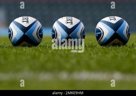 28. Januar 2023; Mattioli Woods Welford Road Stadium, Leicester, Leicestershire, England; englische Premiership Rugby, Leicester Tigers gegen Northampton Saints; offizielle Gilbert-Trainingsbälle werden für das Warm-up vor dem Spiel gelegt Stockfoto