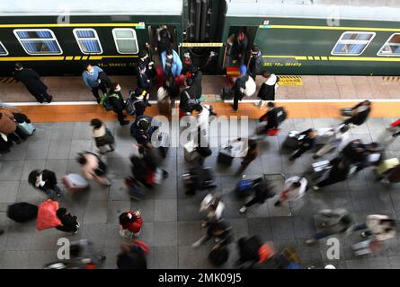 NANCHANG, CHINA - 28. JANUAR 2023 - Passagiere steigen am Bahnhof Nanchang in Nanchang, Provinz Jiangxi, China, am 28. Januar 2023 ein und aus. Die Stockfoto