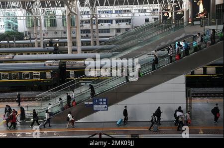 NANCHANG, CHINA - 28. JANUAR 2023 - Passagiere bereiten sich auf den Einstieg in einen Zug am Bahnhof Nanchang in der Stadt Nanchang in Ostchina, Provinz Jiangxi, vor, 28. Januar, Stockfoto