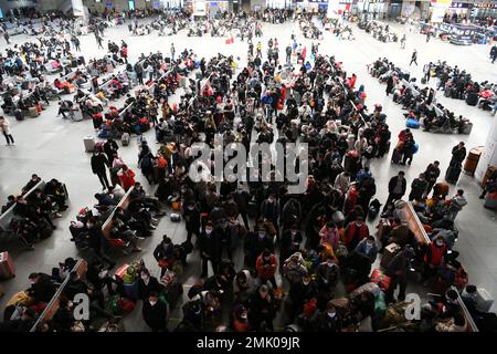 NANCHANG, CHINA - 28. JANUAR 2023 - Passagiere stehen im Wartezimmer des Bahnhofs Nanchang in Nanchang, Ostchina Jiang, an, um ihre Tickets zu checken Stockfoto