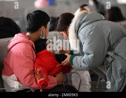 NANCHANG, CHINA - 28. JANUAR 2023 - Touristen füttern ihre Kinder in Nanchang, Ost-Chinas Provinz Jiangxi, 28. Januar 2023. Die Passagiere stehen Schlange Stockfoto