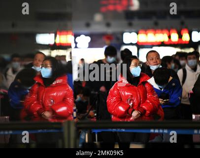 NANCHANG, CHINA - 28. JANUAR 2023 - Passagiere stehen im Wartezimmer des Bahnhofs Nanchang in Nanchang, Ostchina Jiang, an, um ihre Tickets zu checken Stockfoto