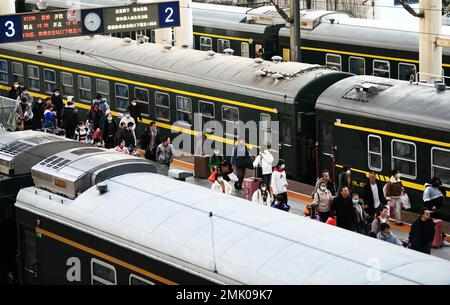 NANCHANG, CHINA - 28. JANUAR 2023 - Passagiere steigen am Bahnhof Nanchang in Nanchang, Provinz Jiangxi, China, am 28. Januar 2023 ein und aus. Die Stockfoto