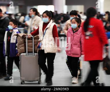 NANCHANG, CHINA - 28. JANUAR 2023 - Passagiere werden im Wartezimmer des Bahnhofs Nanchang in Nanchang City, Ostchina Jiangxi Provin, gesehen Stockfoto