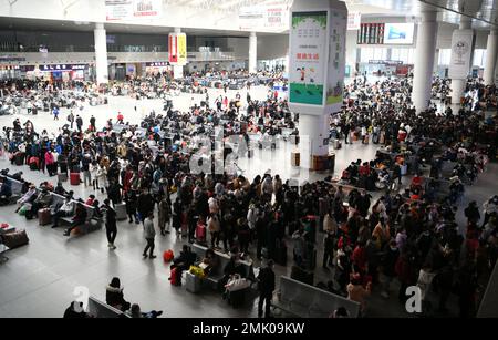 NANCHANG, CHINA - 28. JANUAR 2023 - Passagiere stehen im Wartezimmer des Bahnhofs Nanchang in Nanchang, Ostchina Jiang, an, um ihre Tickets zu checken Stockfoto