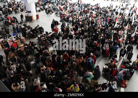 NANCHANG, CHINA - 28. JANUAR 2023 - Passagiere stehen im Wartezimmer des Bahnhofs Nanchang in Nanchang, Ostchina Jiang, an, um ihre Tickets zu checken Stockfoto