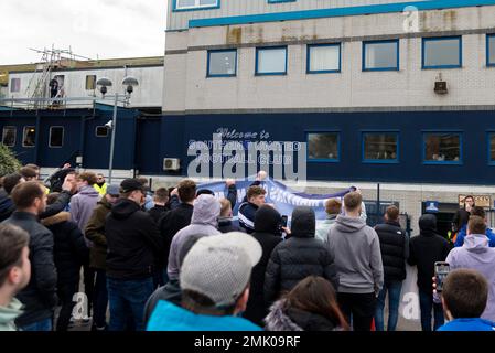 Southend on Sea, Essex, Großbritannien. 28. Januar 2023. Im Fußballverein Southend United findet vor dem Spiel gegen Eastleigh in der Nationalliga ein Protest statt. Die Fans geben dem Vorsitzenden Ron Martin die Schuld, nicht in den Club investiert zu haben, und befürchten, dass eine bevorstehende Liquidationsanfrage bei HMRC unbezahlt bleiben könnte und das Überleben des Clubs gefährdet. Demonstranten versammelten sich in der High Street, bevor sie zum Roots Hall-Gelände des Clubs marschierten. Die Fans Trust liehen dem Club £40.000 für die Bezahlung der Löhne im November und befürchten, dass sie nicht zurückgezahlt werden. Fans singen vor den Büros der Roots Hall Stockfoto