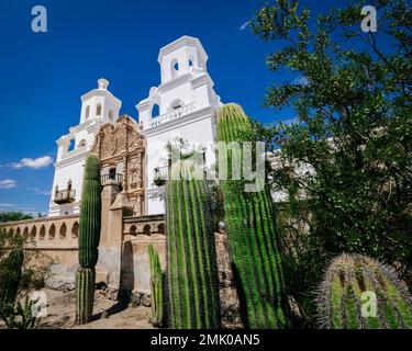 Kakteen stehen vor der spanischen Mission, San Xavier del Bac, erbaut 1797 in der Nähe von Tucson, Arizona. Stockfoto