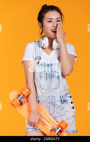 Zelt mit junger Skateboard-Frau Stockfoto