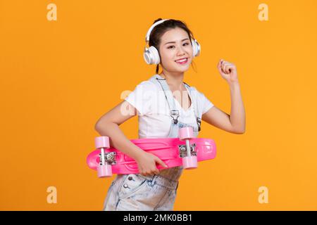 Zelt mit junger Skateboard-Frau Stockfoto