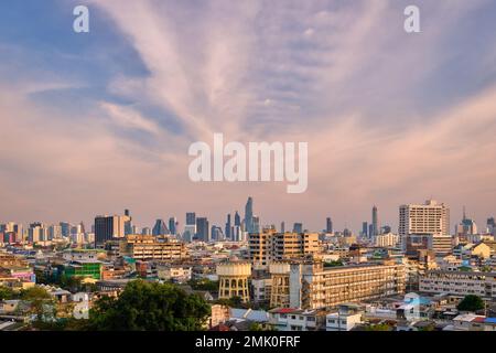 Stadtbild des Stadtzentrums von Bangkok bei Sonnenuntergang, blauer Himmel und Wolken, Thailand. Stockfoto