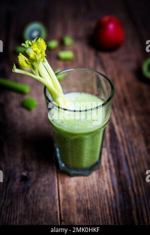 Heathy Smoothie-Getränk von Selleriestangen auf einem Holztisch Stockfoto