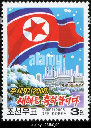 2008 Nordkorea-Stempel. Neues Jahr. Schneelandschaft von Pjöngjang mit Staatsflagge und Juche-Turm Stockfoto