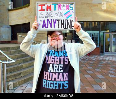 Glasgow, Schottland, Vereinigtes Königreich 28. Januar 2023. Der Trans-Aktivist Alexander Cart protestiert gegen die Donald Dewar-Statue und bietet den Bürgern einen offenen und ehrlichen dialog mit allen Fragen, die sie beantworten wollen. Ein umweltfreundlicher Protest mit einem Protest auf Kreidebasis, der für Klarheit auf den Statuen Sockel verbessert wurde, der auf Kreidebasis basiert und im Regen verschwinden wird, der die Stadt Credit Gerard Ferry/Alamy Live News heimsucht Stockfoto