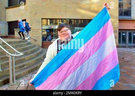 Glasgow, Schottland, Vereinigtes Königreich 28. Januar 2023. Der Trans-Aktivist Alexander Cart protestiert gegen die Donald Dewar-Statue und bietet den Bürgern einen offenen und ehrlichen dialog mit allen Fragen, die sie beantworten wollen. Ein umweltfreundlicher Protest mit einem Protest auf Kreidebasis, der für Klarheit auf den Statuen Sockel verbessert wurde, der auf Kreidebasis basiert und im Regen verschwinden wird, der die Stadt Credit Gerard Ferry/Alamy Live News heimsucht Stockfoto