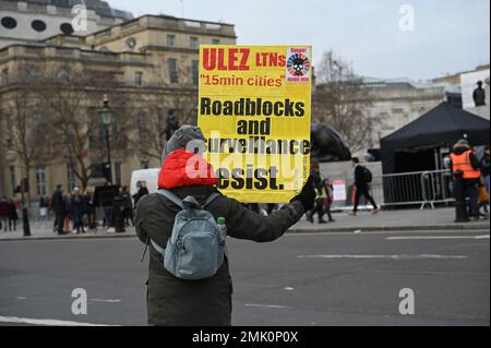 Trafalgar Square, Januar 28 2023. London, Großbritannien. Hunderte von Demonstranten versammeln sich am Trafalgar Square in London, um sich gegen die ULEZ-Expansion in allen Londoner Stadtbezirken ab August 29h 2023 zu wehren. Betrügereien in Zonen mit extrem niedrigen Emissionen dienen der Kontrolle von Menschen. Stockfoto