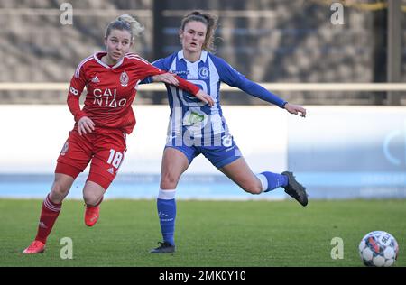 Oostakker, Belgien. 28. Januar 2023 Charlotte Catinus (18) von Standard bildete den Kampf um den Ball mit Emma Van Britsom (8) von Gent während eines Fußballspiels zwischen AA Gent Ladies und Standard Femina De Liege am 18. Spieltag der Saison 2022 - 2023 der belgischen Lotto Womens Super League, Am Samstag , den 28 . Januar 2023 in Oostakker , BELGIEN . FOTO SPORTPIX | David Catry Kredit: David Catry/Alamy Live News Stockfoto