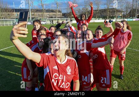 Oostakker, Belgien. 28. Januar 2023 Spieler von Standard feierten nach dem Sieg eines Fußballspiels zwischen AA Gent Ladies und Standard Femina De Liege am 18 . Spieltag der belgischen Lotto Womens Super League von 2022 - 2023 am Samstag , den 28 . Januar 2023 in Oostakker , BELGIEN . FOTO SPORTPIX | David Catry Kredit: David Catry/Alamy Live News Stockfoto