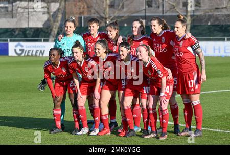 Oostakker, Belgien. 28. Januar 2023 Spieler von Standard posierten beim Teamphoto während eines Fußballspiels zwischen AA Gent Ladies und Standard Femina De Liege am 18 . Spieltag der Saison 2022 - 2023 der belgischen Lotto Womens Super League am Samstag , den 28 . Januar 2023 in Oostakker , BELGIEN . FOTO SPORTPIX | David Catry Kredit: David Catry/Alamy Live News Stockfoto