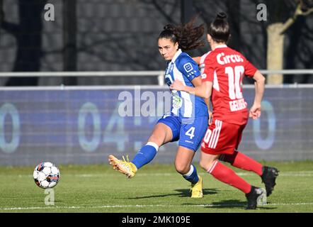 Oostakker, Belgien. 28. Januar 2023 Nia Elyn (4) von Gent, dargestellt während eines Fußballspiels zwischen AA Gent Ladies und Standard Femina De Liege am 18. Spieltag der Saison 2022 - 2023 der belgischen Lotto Womens Super League am Samstag, den 28. Januar 2023 in Oostakker , BELGIEN . FOTO SPORTPIX | David Catry Kredit: David Catry/Alamy Live News Stockfoto