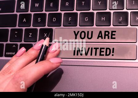 Schreiben von Text, in dem Sie eingeladen sind. Geschäftsübersicht Empfang und Einladung zu einer Veranstaltung Feiern Sie mit uns Stockfoto