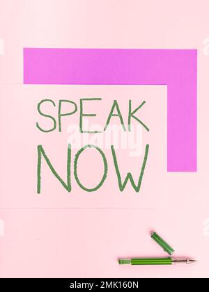 Schild mit der Anzeige „Jetzt sprechen“. Geschäftsübersicht Kommunizieren Sie uns Ihre Gefühle und Informationen. Sprechen Sie mit uns Stockfoto
