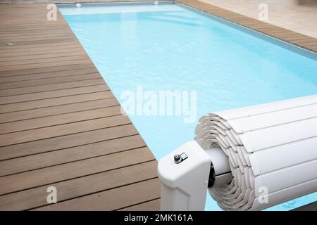 Lattenschwimmbadabdeckung auf dem Heim-Swimmingpool Stockfoto